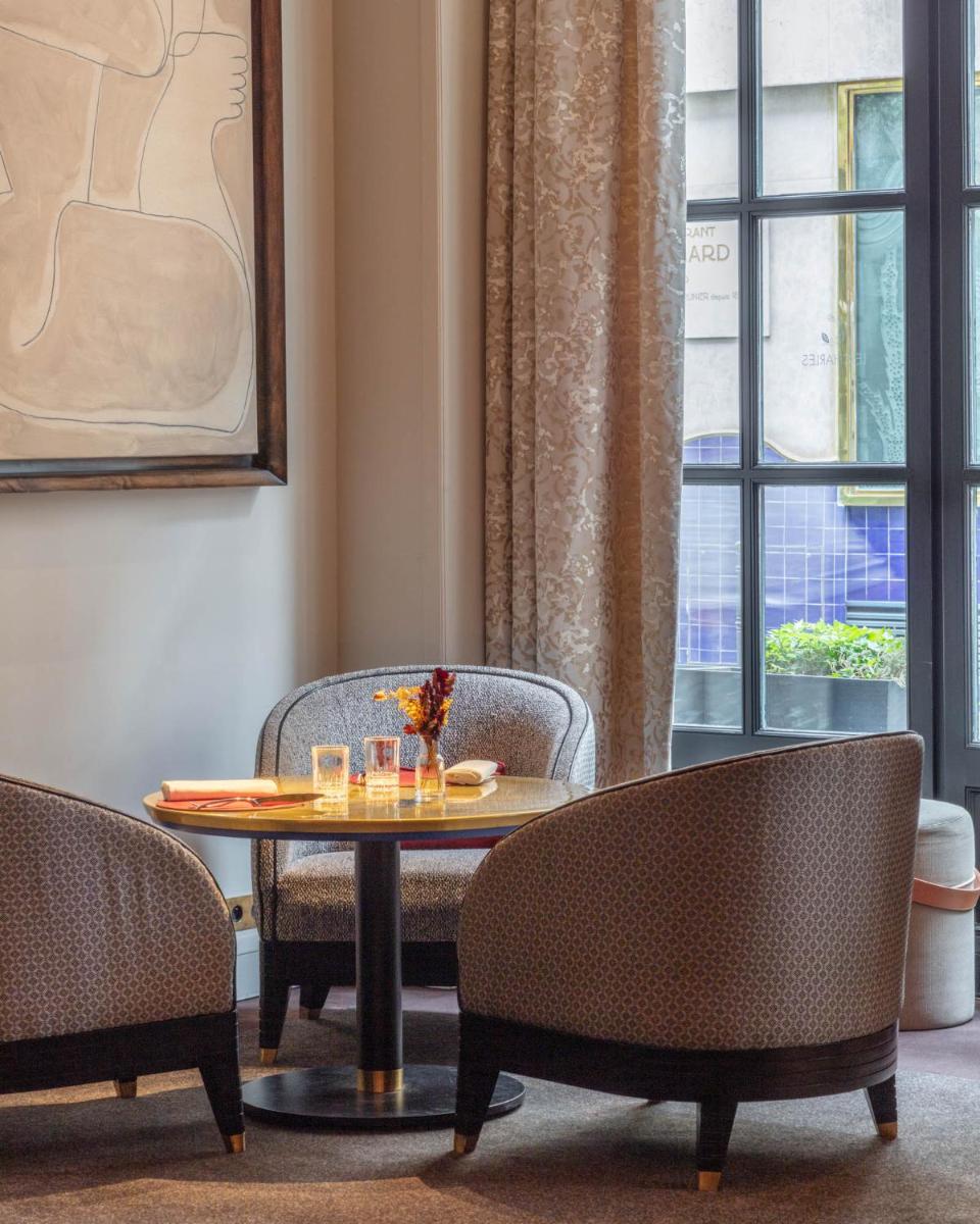 Coin salon dans l'établissement Le Burgundy Paris