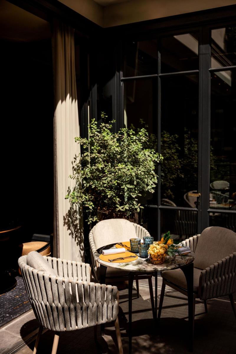 Coin salon dans l'établissement Le Burgundy Paris