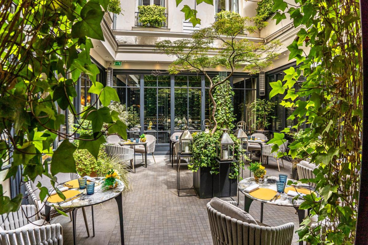 Restaurant ou autre lieu de restauration dans l'établissement Le Burgundy Paris