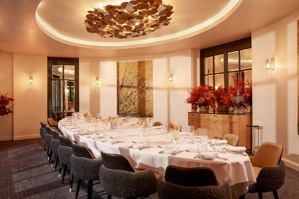 Restaurant ou autre lieu de restauration dans l'établissement Le Burgundy Paris