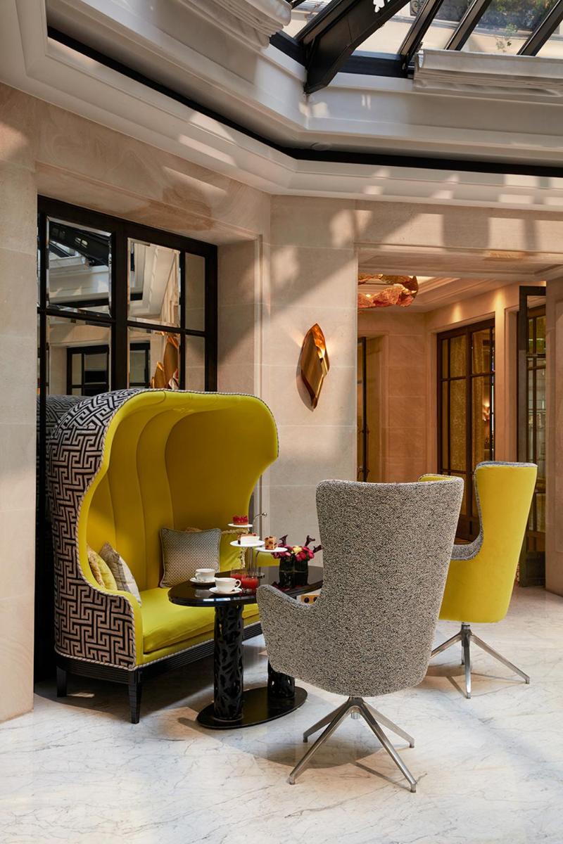 Coin salon dans l'établissement Le Burgundy Paris