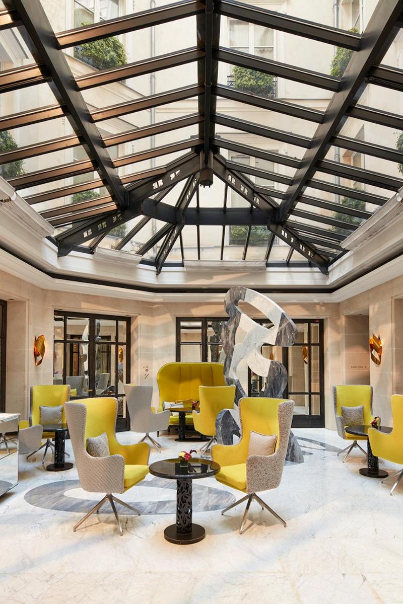 Coin salon dans l'établissement Le Burgundy Paris