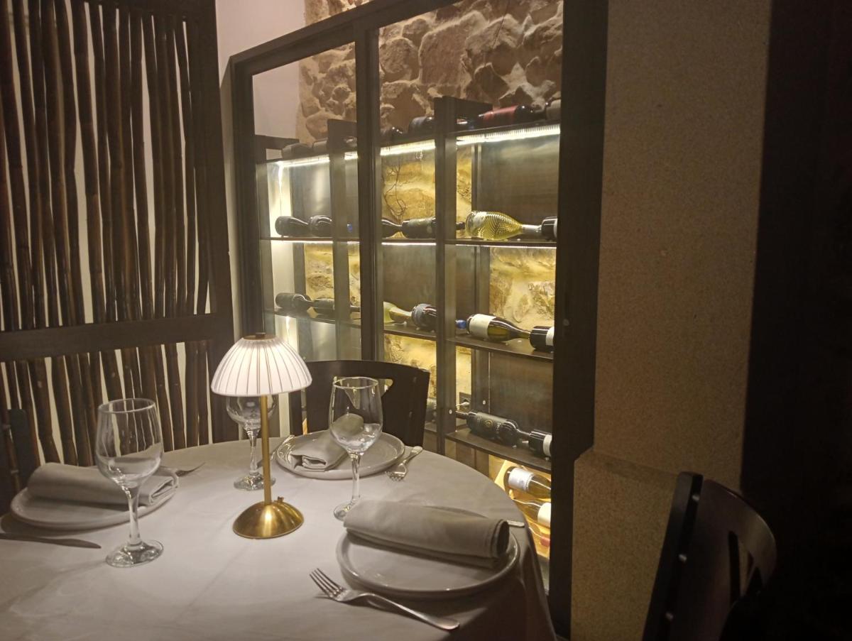 Escapada para parejas en habitación con Jacuzzi,vistas al Castillo de Trevejo y opción de cena en su restaurante - Housity