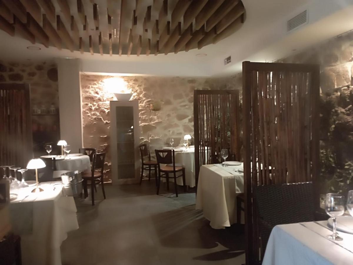 Escapada para parejas en habitación con Jacuzzi,vistas al Castillo de Trevejo y opción de cena en su restaurante - Housity