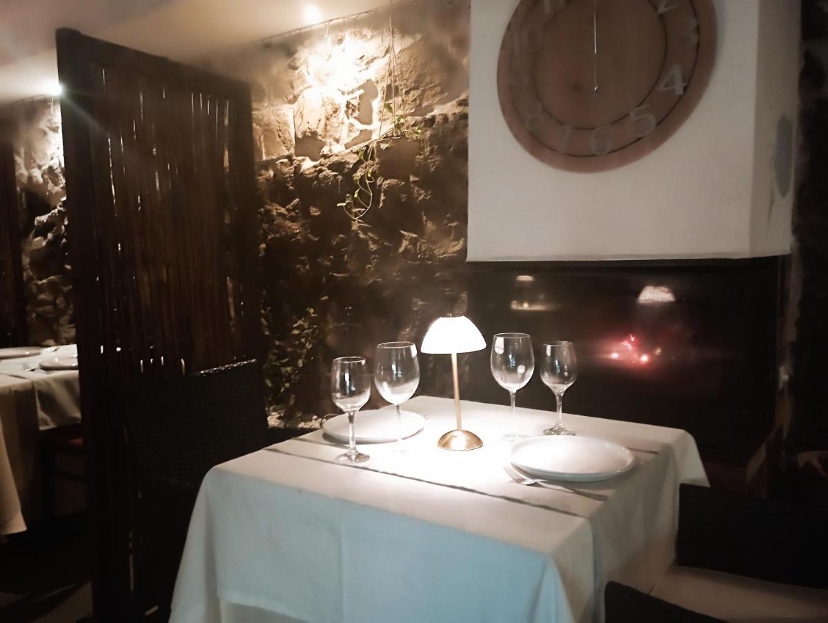 Escapada para parejas en habitación con Jacuzzi,vistas al Castillo de Trevejo y opción de cena en su restaurante - Housity