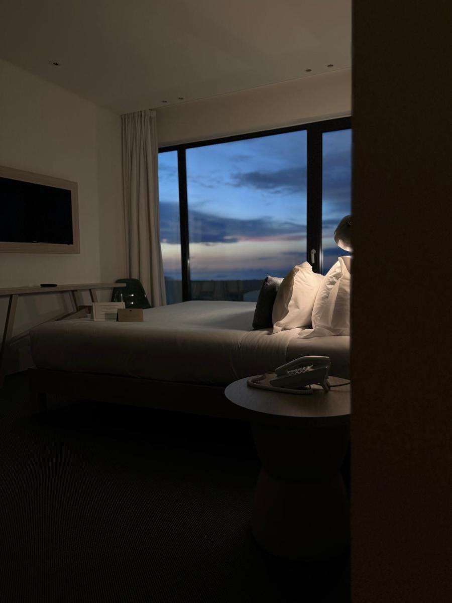 Uma televisão e/ou sistema de entretenimento em Royal Obidos Scenic Resort