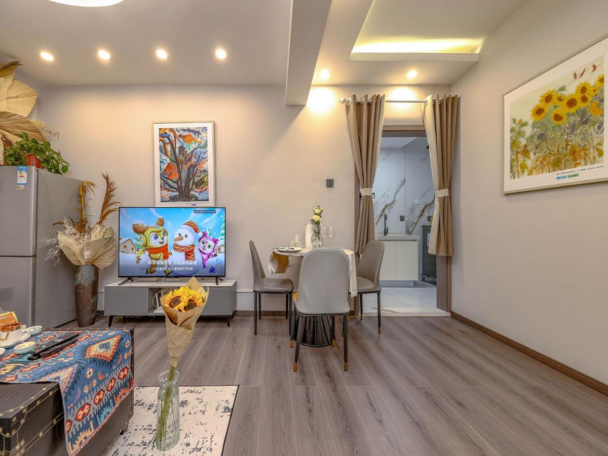 Annie Apartment - only 120 metres from Metro Line 2 Exit B of Chuanxingulou - Hizvo