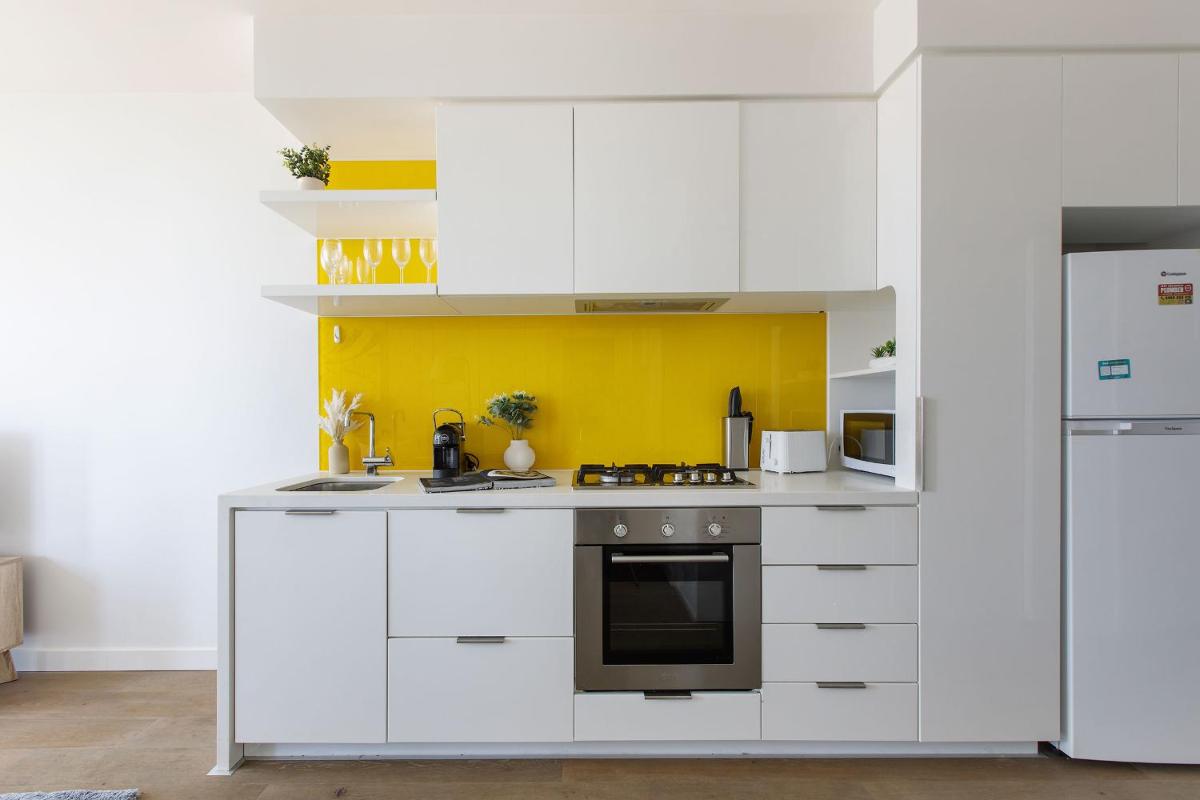Stunning Top Floor City Views 2BR Gem, Central CBD - Housity