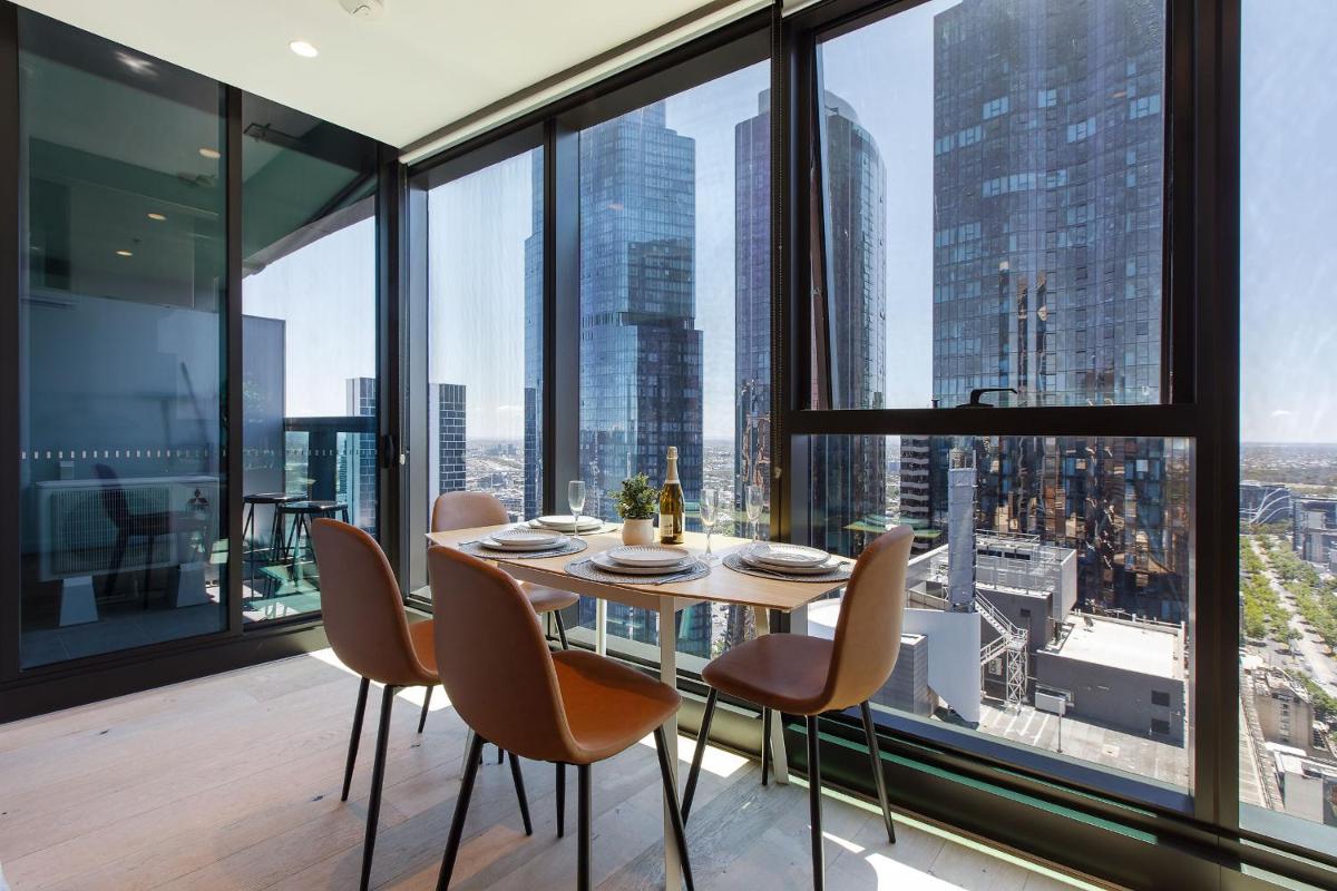 Stunning Top Floor City Views 2BR Gem, Central CBD - Housity