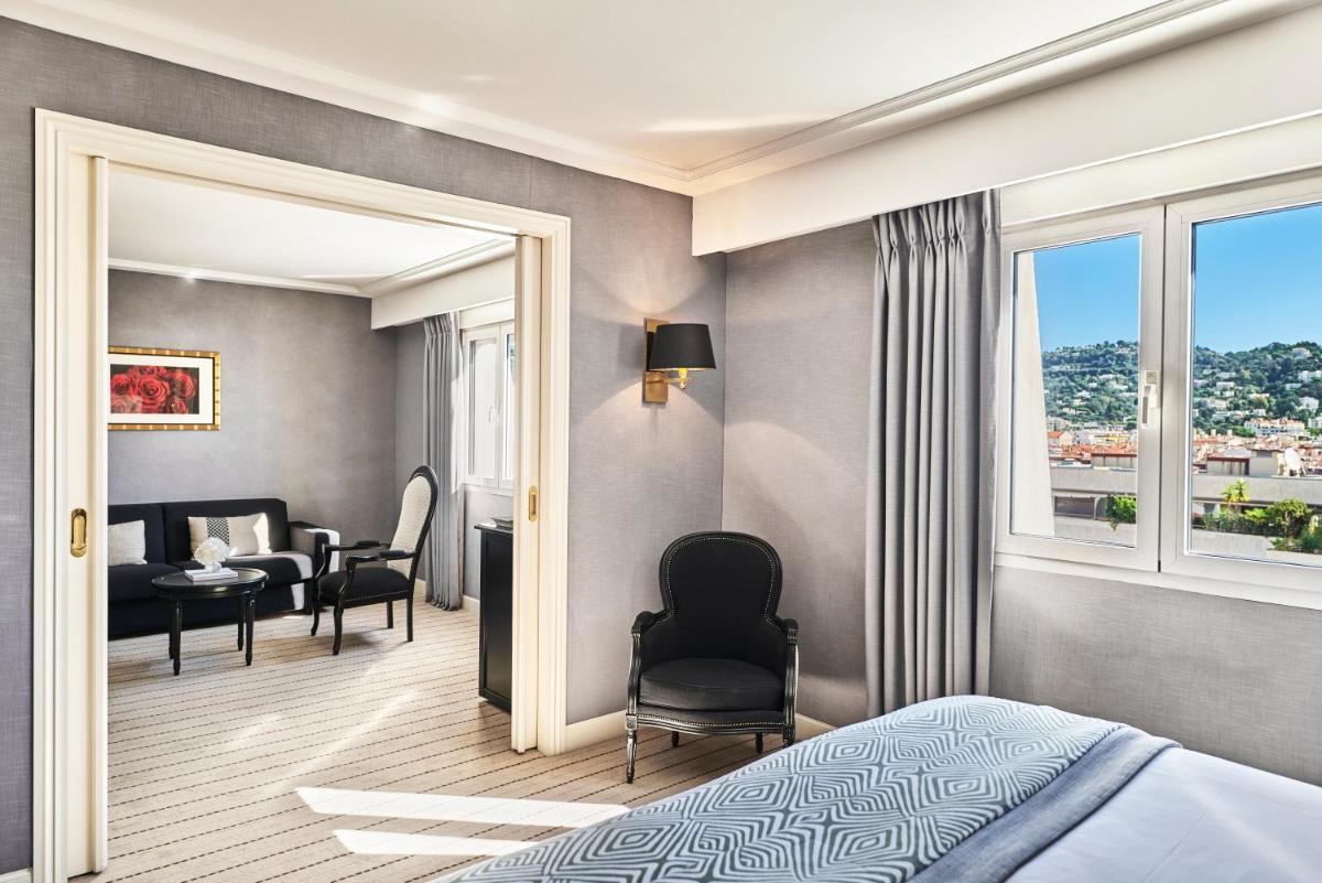Coin salon dans l'établissement Hôtel Barrière Le Majestic Cannes