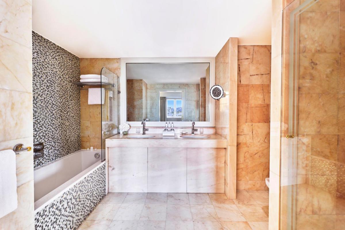 Salle de bains dans l'établissement Hôtel Barrière Le Majestic Cannes