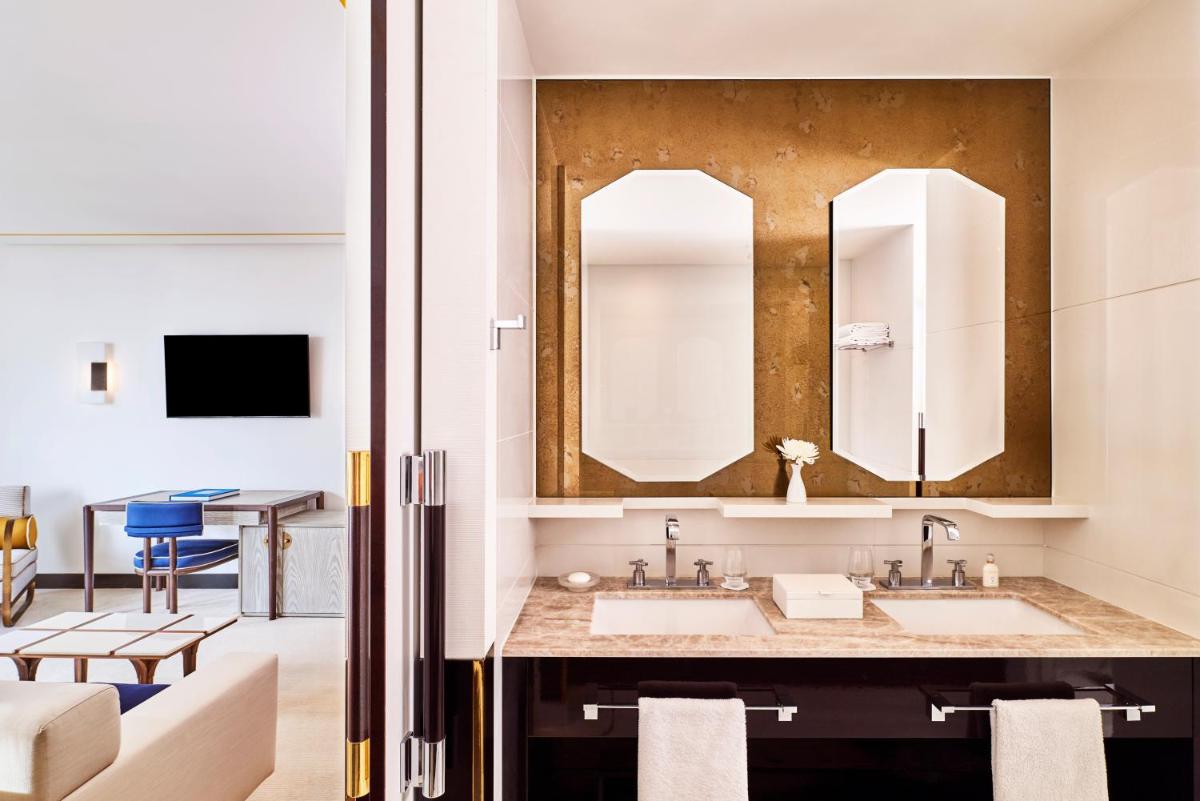 Télévision ou salle de divertissement dans l'établissement Hôtel Barrière Le Majestic Cannes