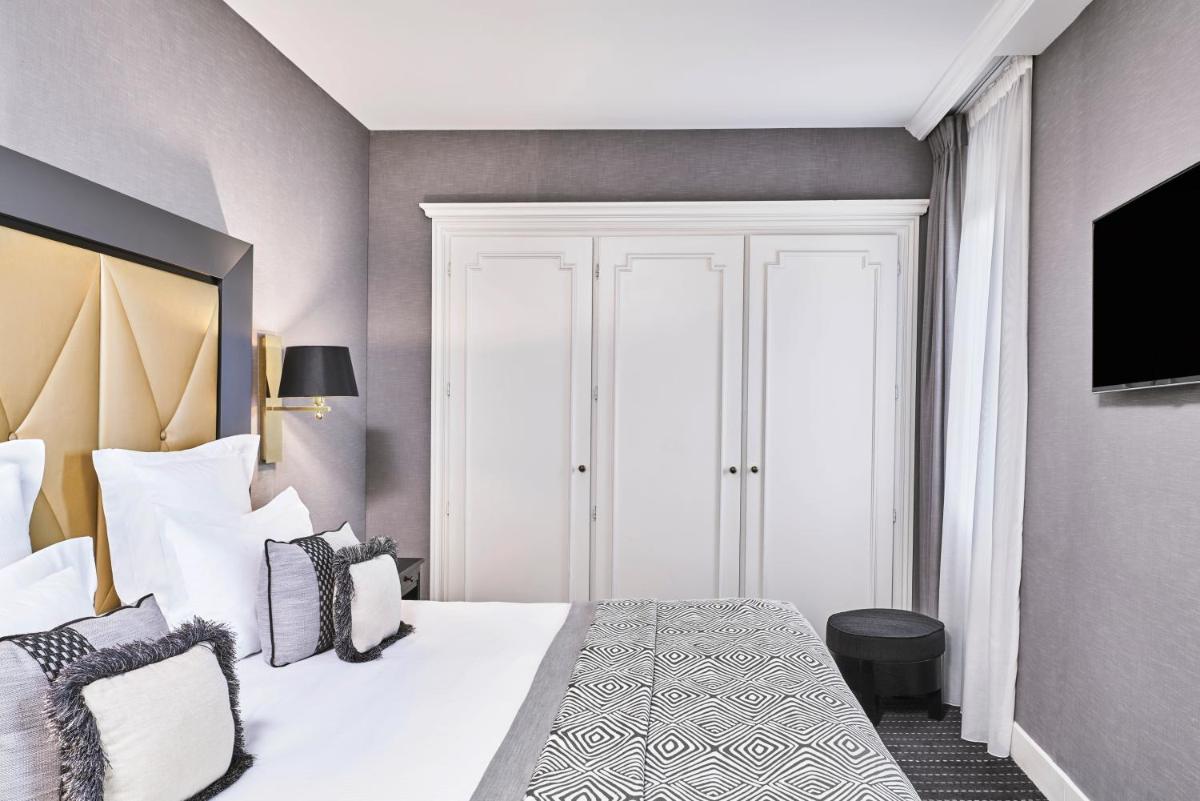 Télévision ou salle de divertissement dans l'établissement Hôtel Barrière Le Majestic Cannes