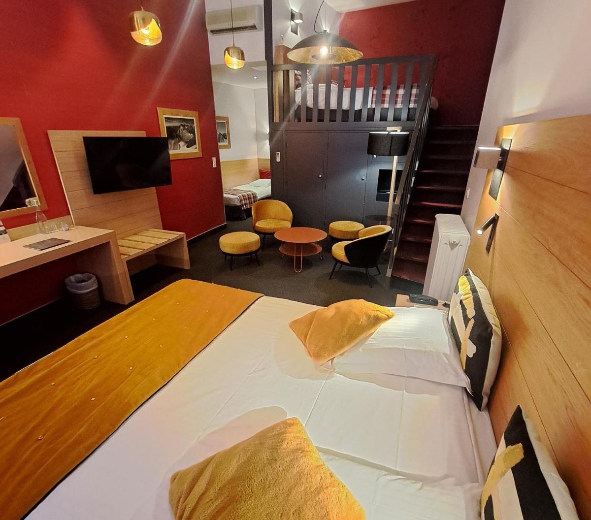 Télévision ou salle de divertissement dans l'établissement Hôtel des Princes, Chambéry Centre