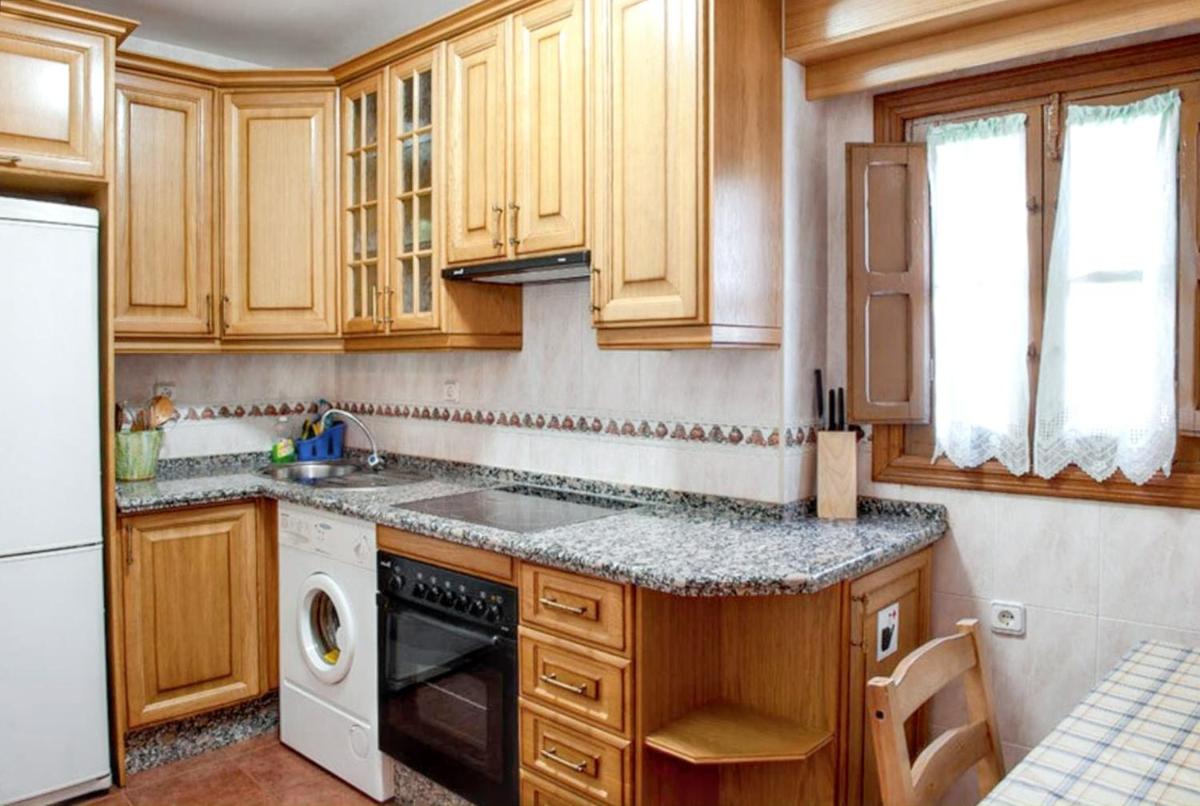 Charming House in Robledillo de Gata with Fireplace and Terrace - Housity