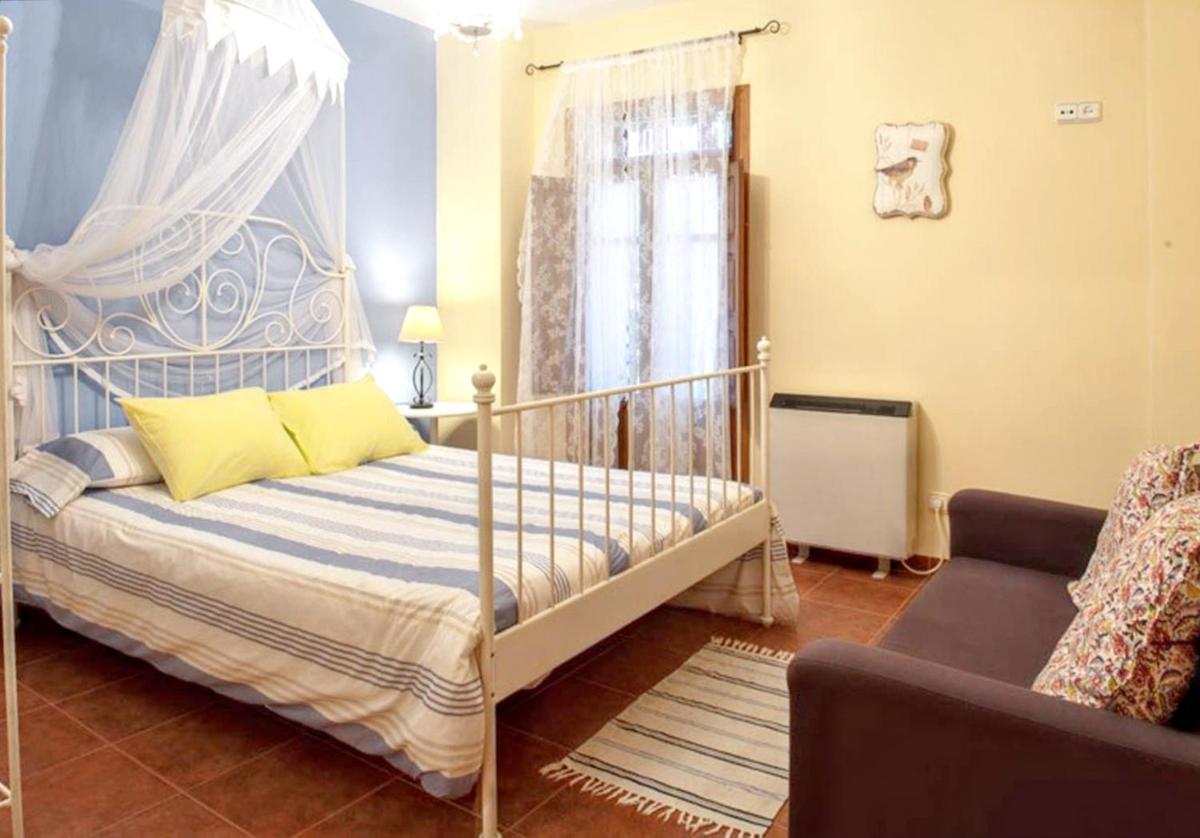 Charming House in Robledillo de Gata with Fireplace and Terrace - Housity