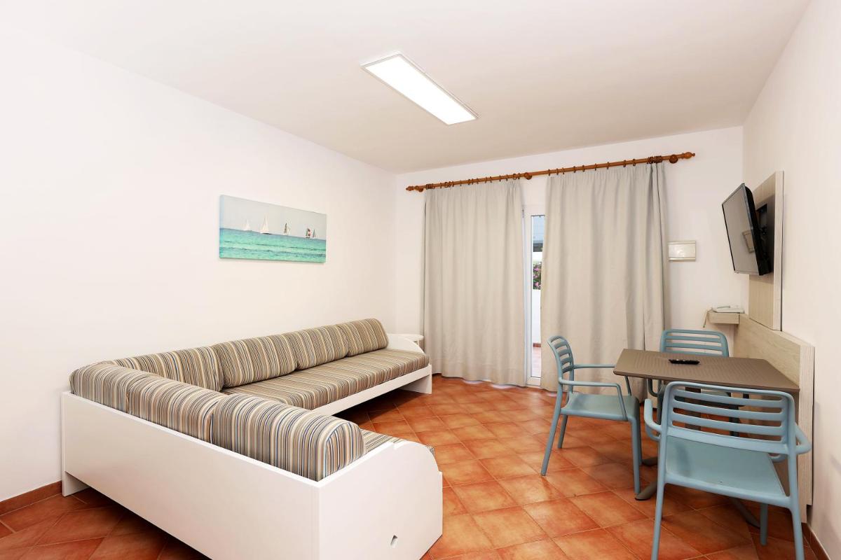 Una televisión o centro de entretenimiento en Hotel Club Es Talaial