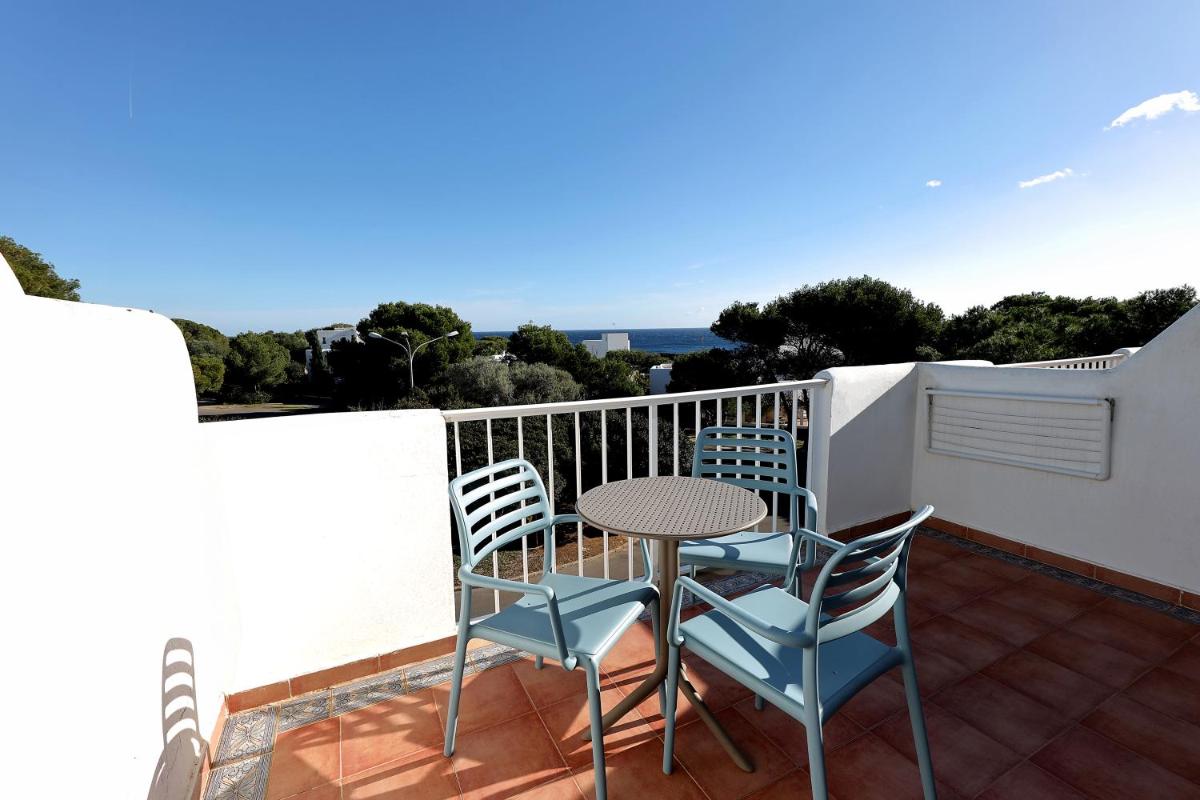 Un balcón o terraza de Hotel Club Es Talaial