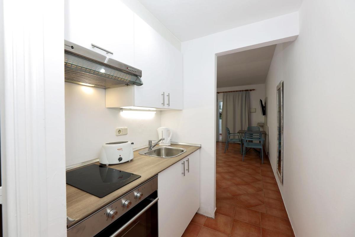 Una cocina o zona de cocina en Hotel Club Es Talaial