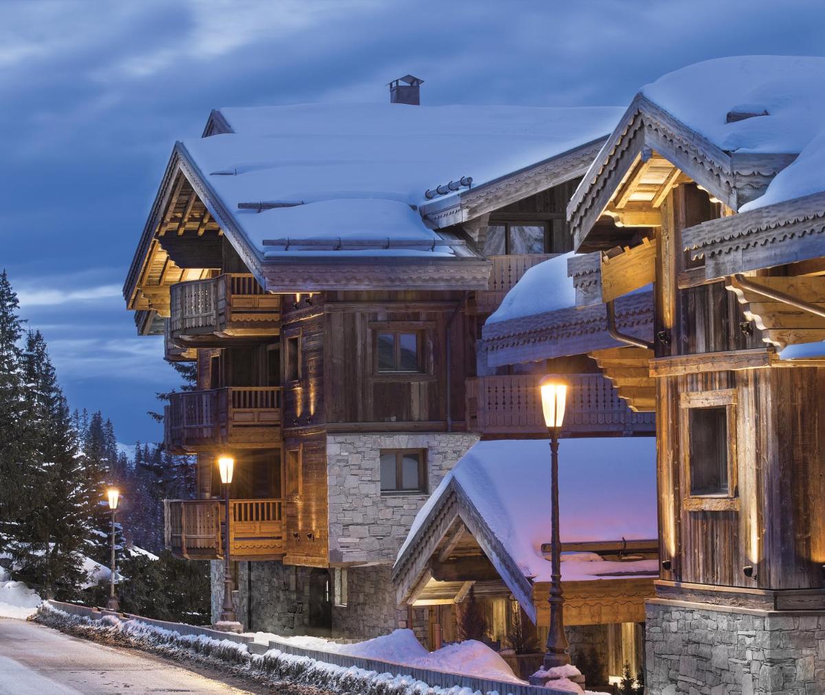 un lodge dans la neige au crépuscule dans l'établissement Six Senses Residences & Spa Courchevel, à Courchevel