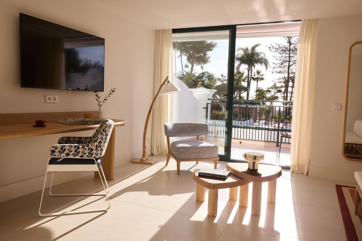 Una televisión o centro de entretenimiento en Kimpton Los Monteros Marbella by IHG