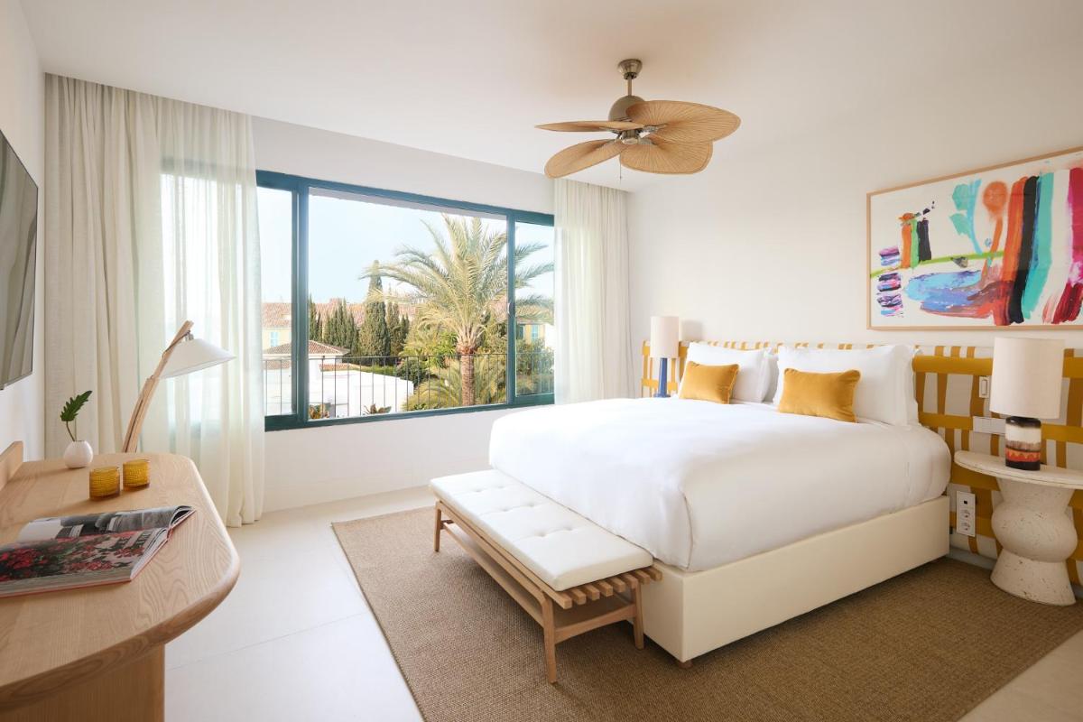 Cama o camas de una habitación en Kimpton Los Monteros Marbella by IHG