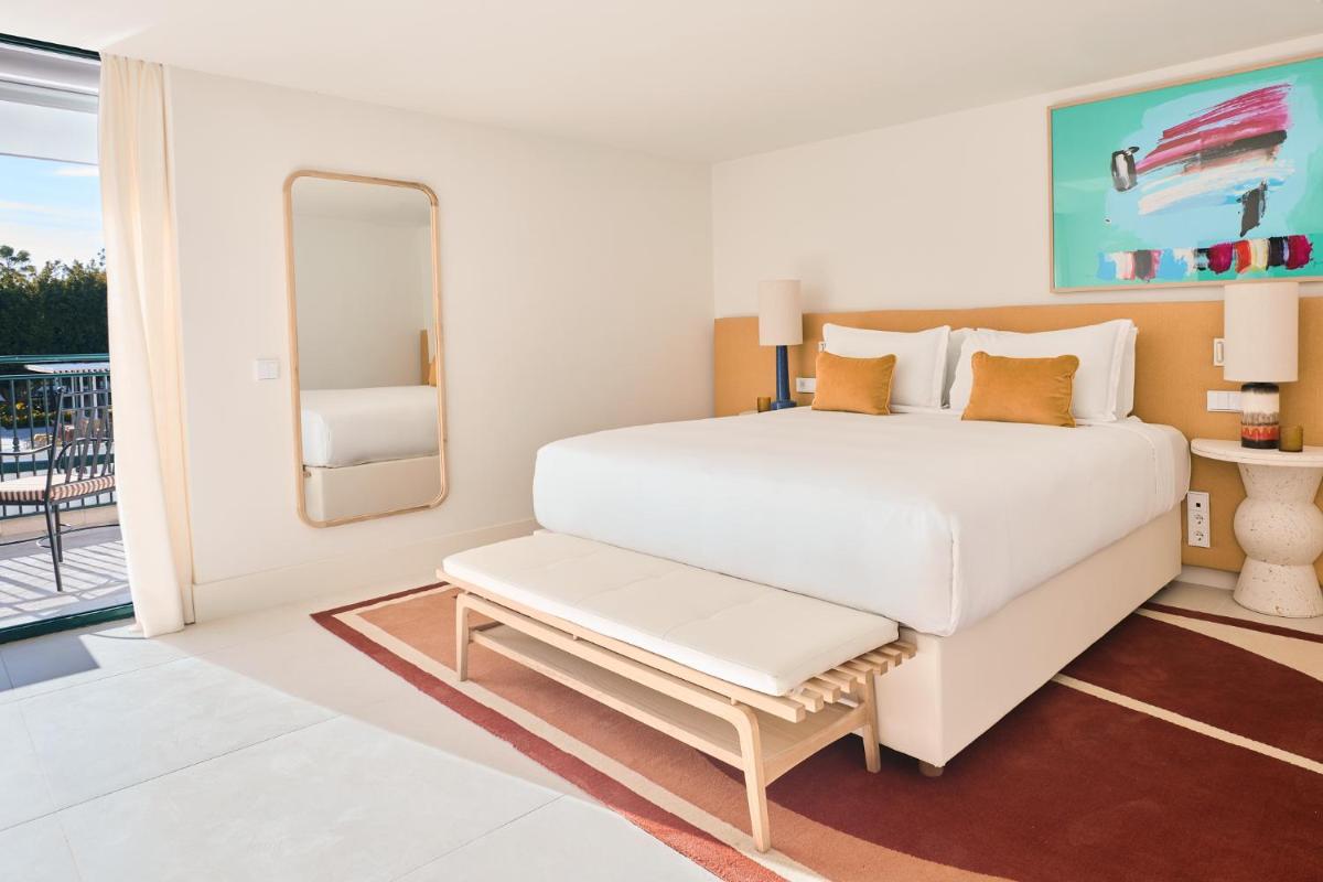 Cama o camas de una habitación en Kimpton Los Monteros Marbella by IHG