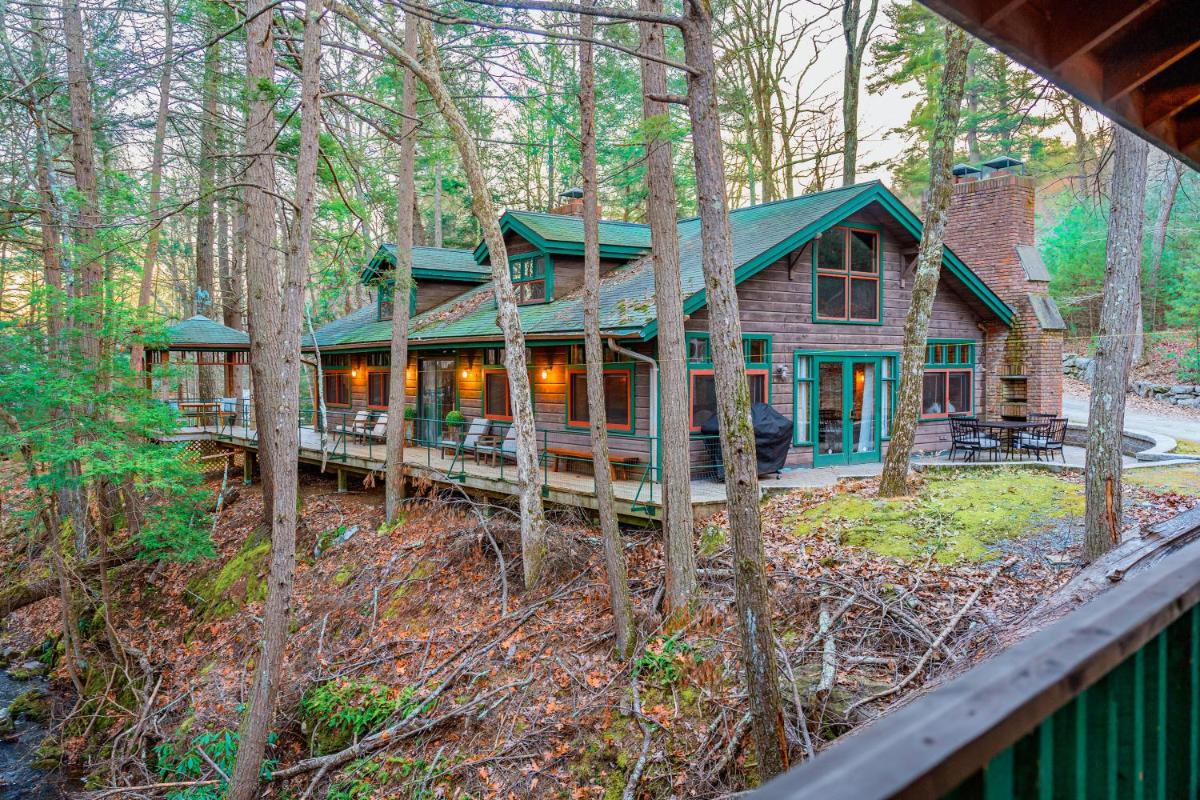 Couple's Retreat Lodge with Hot Tub and River Views - Housity