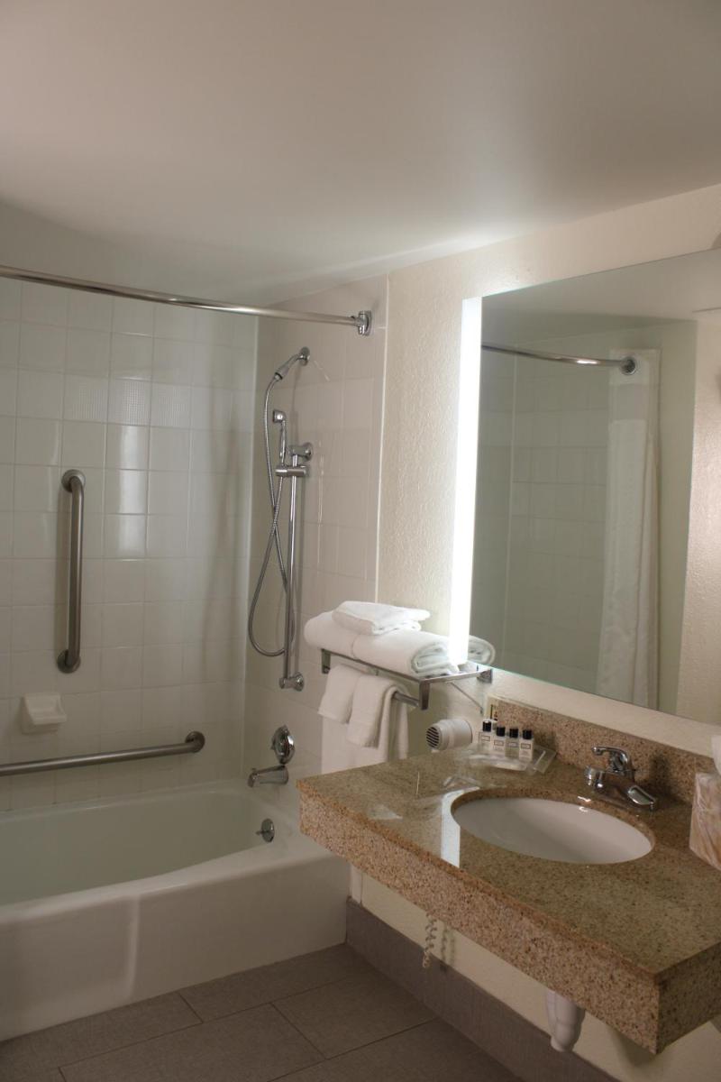 Gateway Hotel & Convention Center Grand Blanc Flint Airport Michigan - Housity