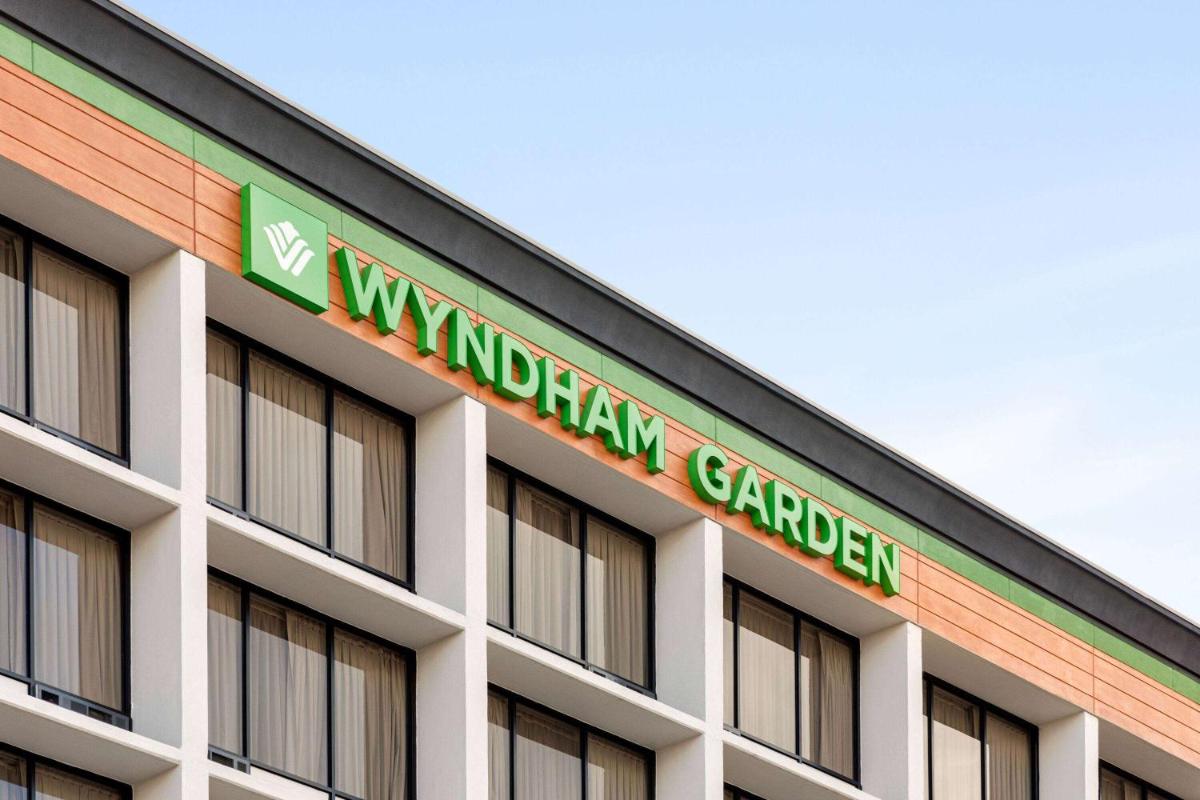Wyndham Garden Atlanta Airport - Housity