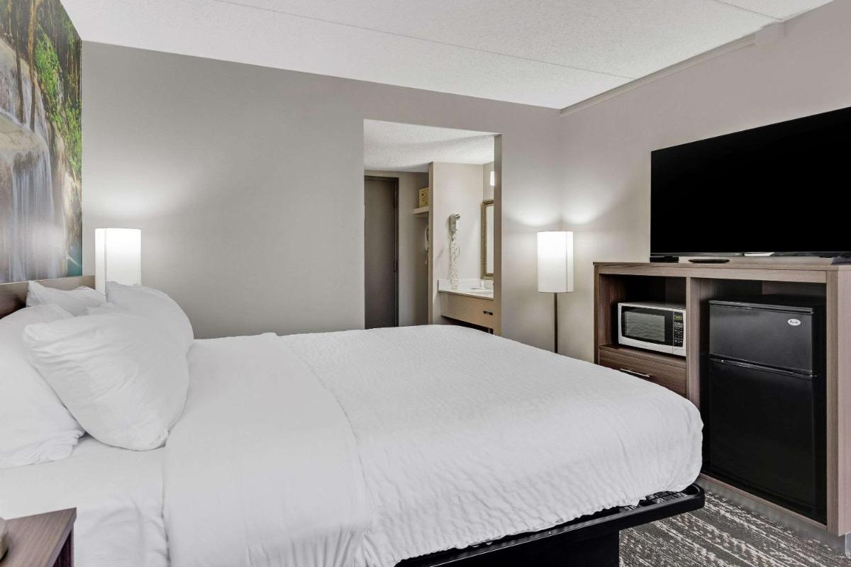 Clarion Pointe Near Erie Casino - Housity