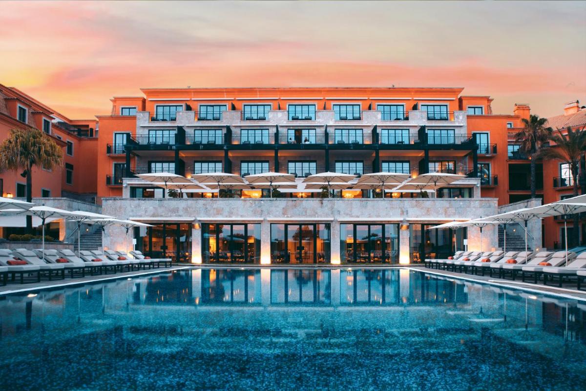 um hotel com piscina em frente a um edifício em Grande Real Villa Itália Hotel & Spa - A Leading Hotel of the World em Cascais