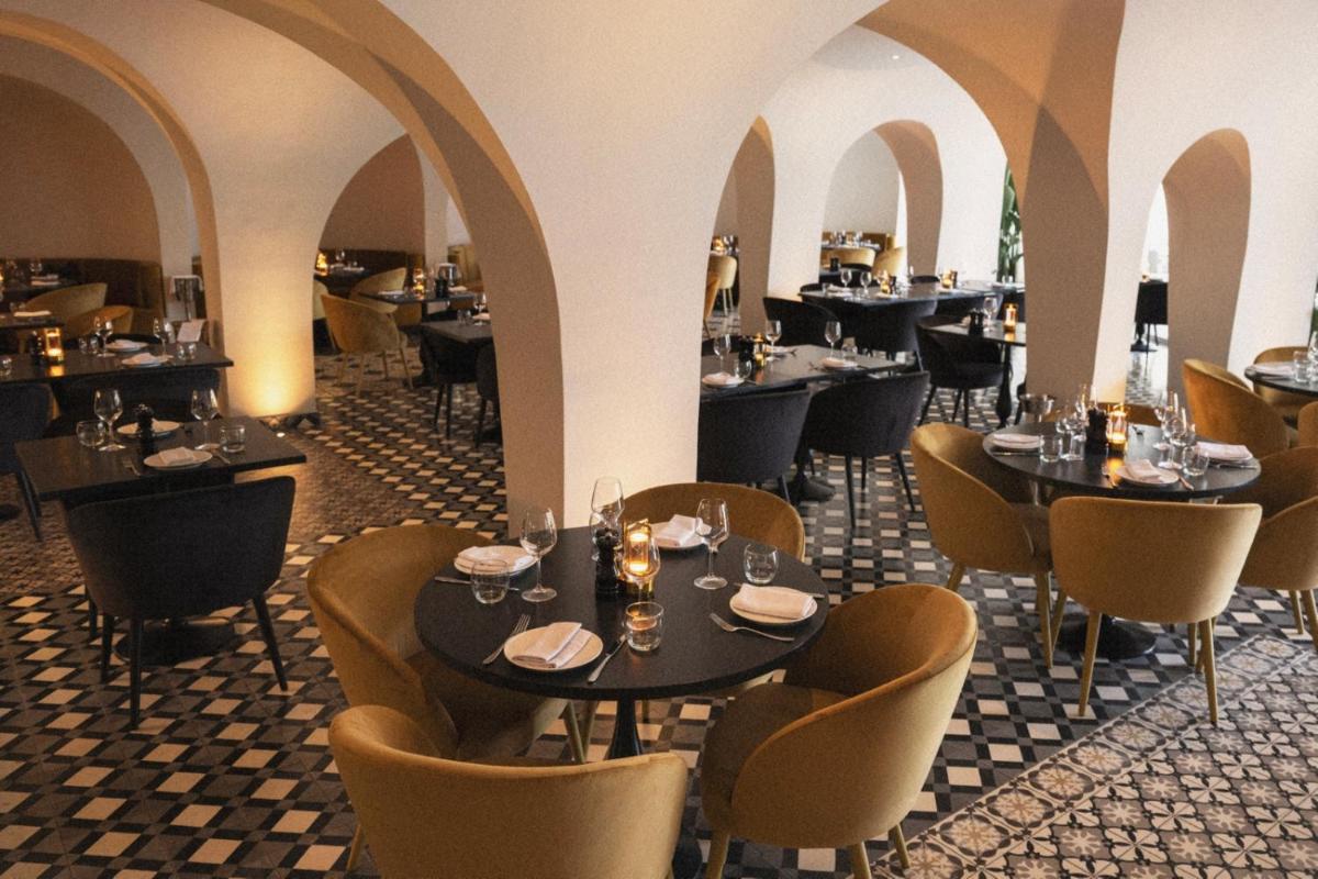 Un restaurante o sitio para comer en The Donna Portals