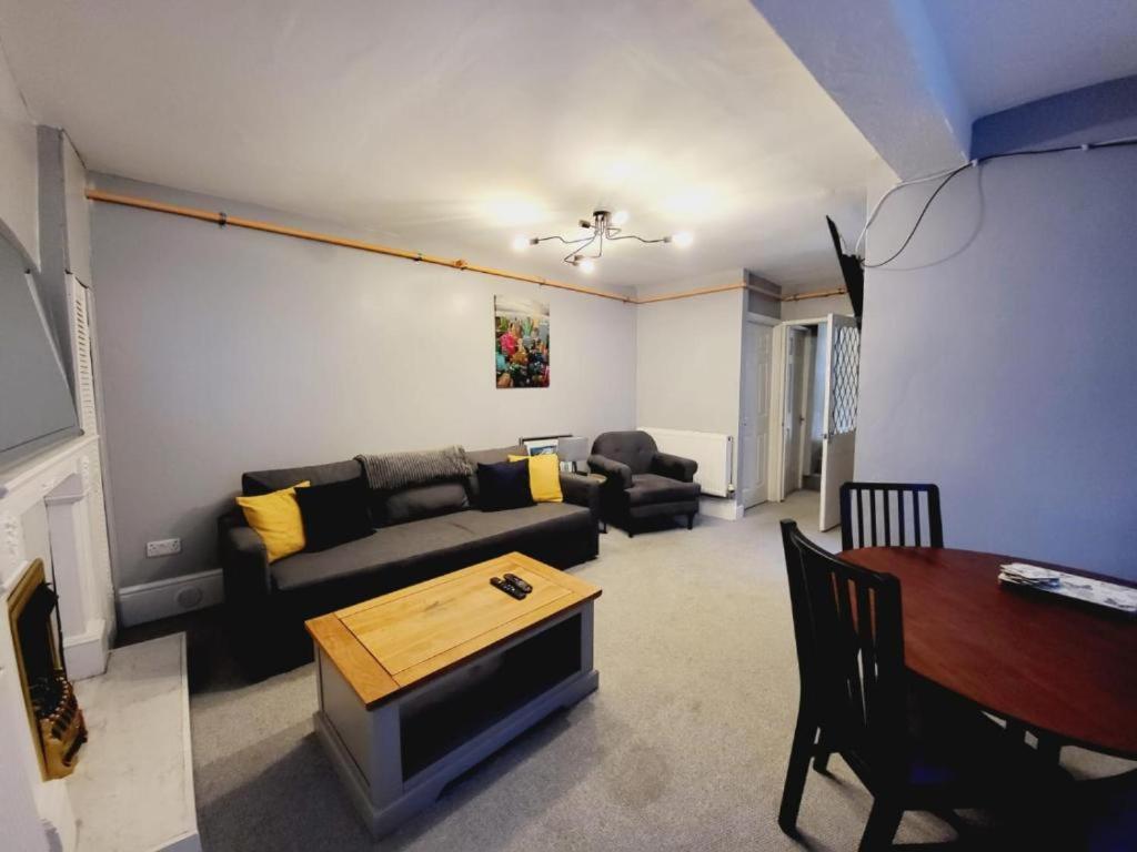 2 room Flat central Swansea - Housity