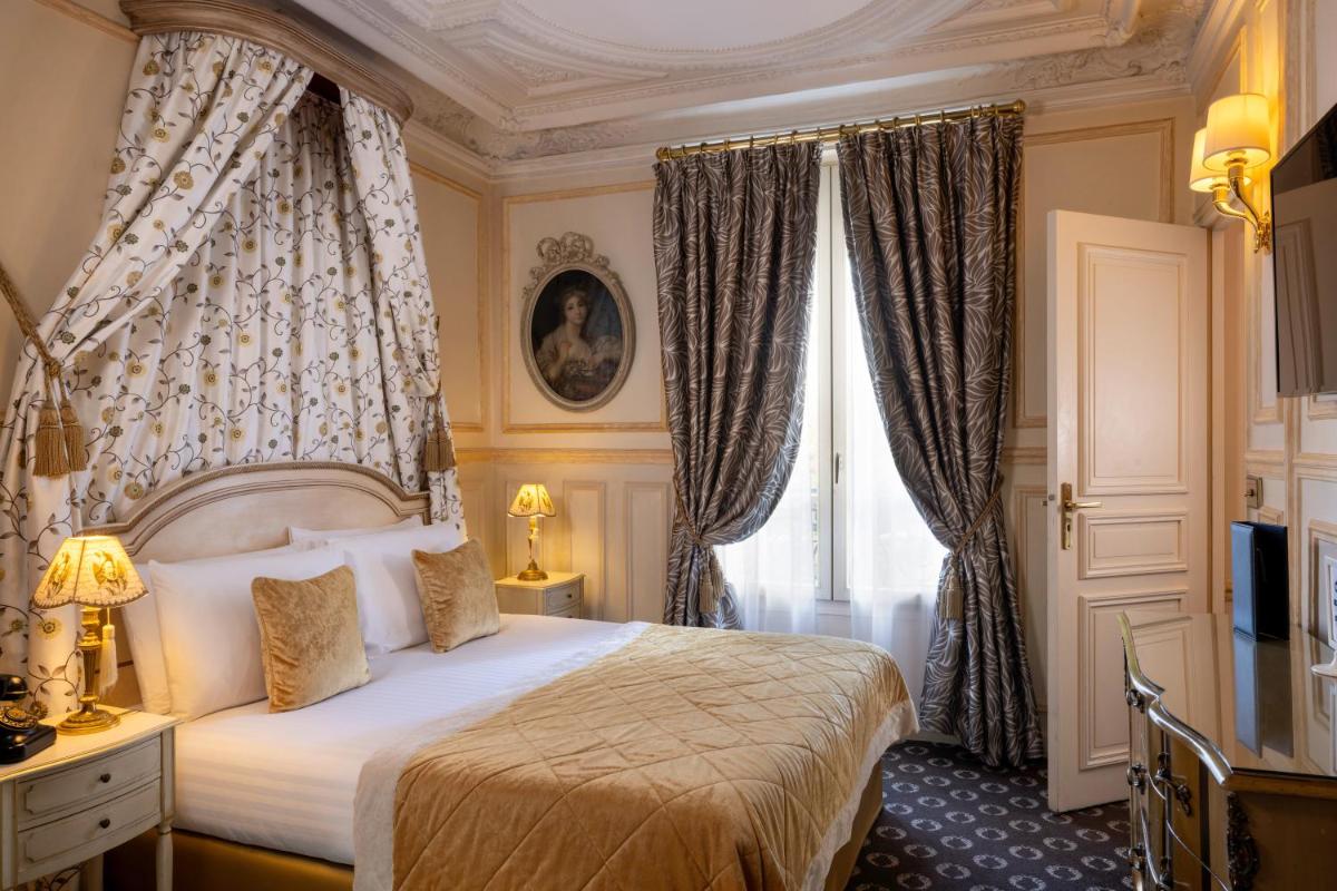 une chambre avec un lit et une fenêtre dans l'établissement Hotel Residence Henri IV, à Paris