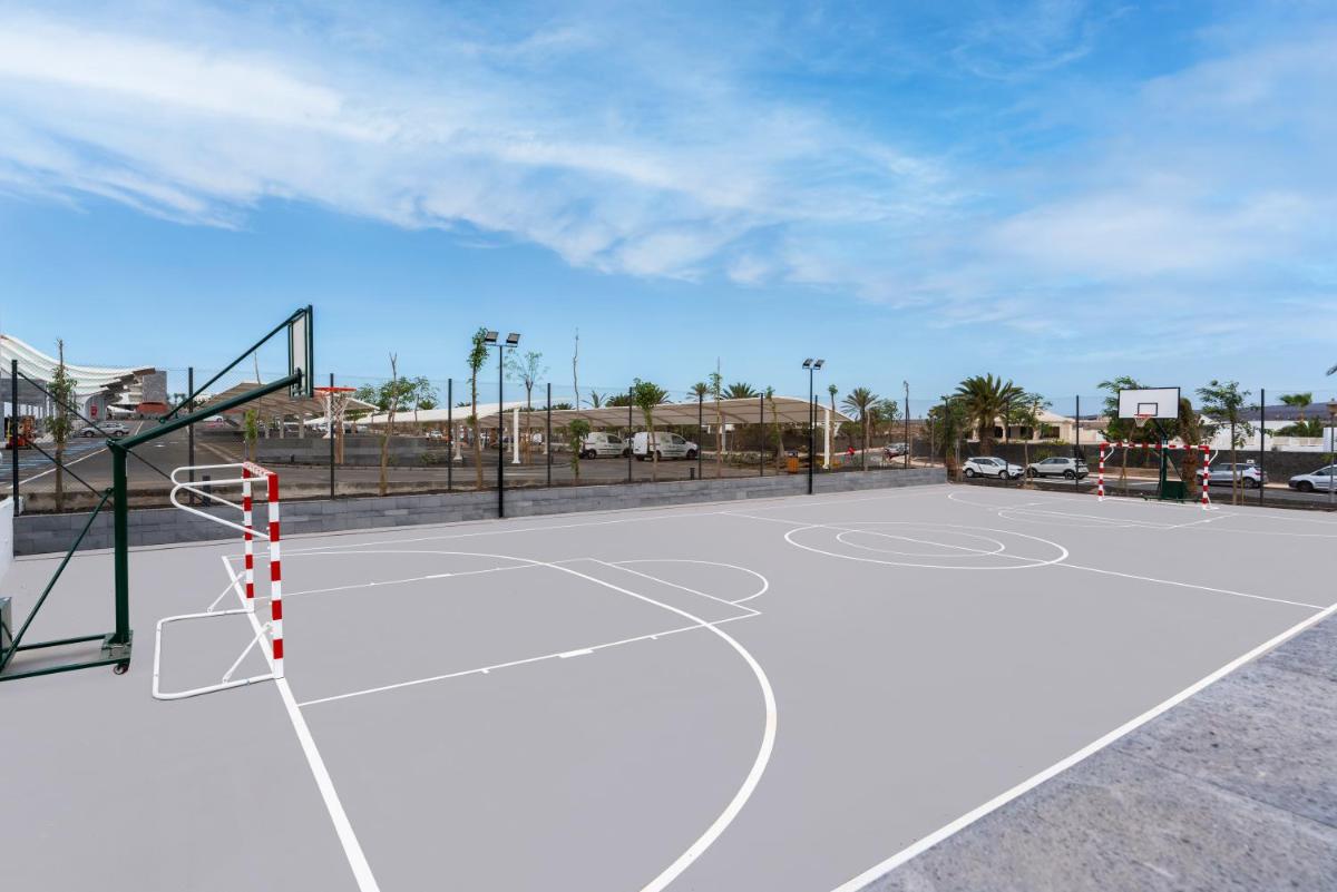 Instalaciones para jugar a tenis o squash en Barceló Playa Blanca o alrededores