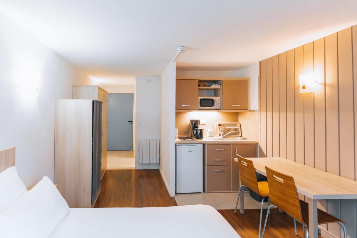 Cuisine ou kitchenette dans l'établissement Garden & City Cauterets Balneo