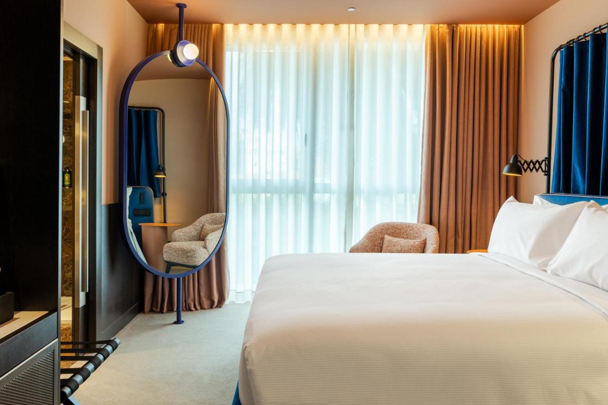 Uma cama ou camas num quarto em Cenica Porto Hotel, Curio Collection By Hilton