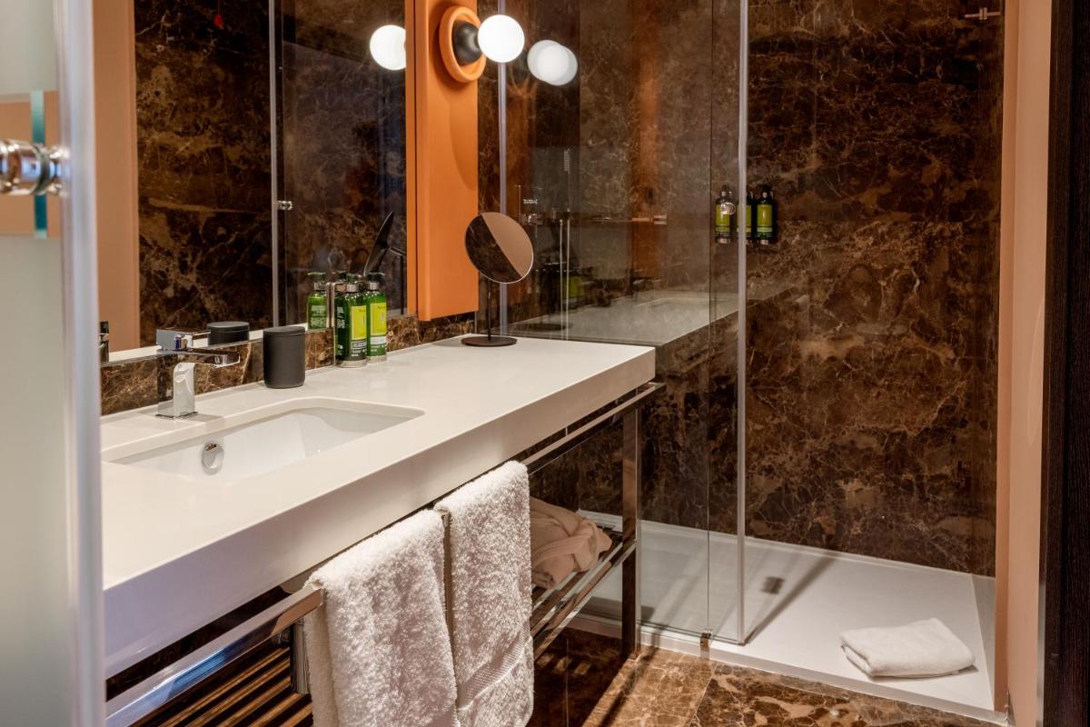 Uma casa de banho em Cenica Porto Hotel, Curio Collection By Hilton
