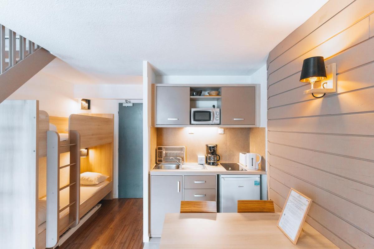Cuisine ou kitchenette dans l'établissement Garden & City Cauterets Balneo