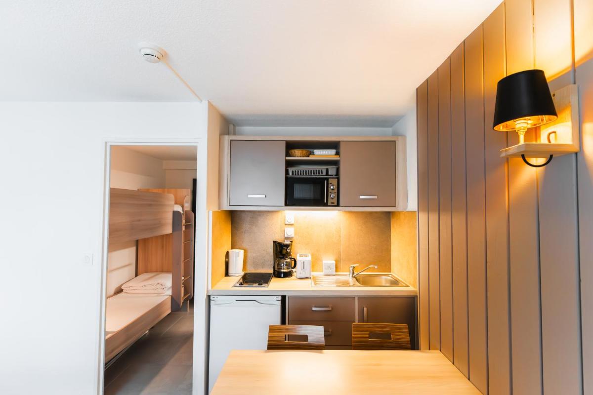 Cuisine ou kitchenette dans l'établissement Garden & City Cauterets Balneo