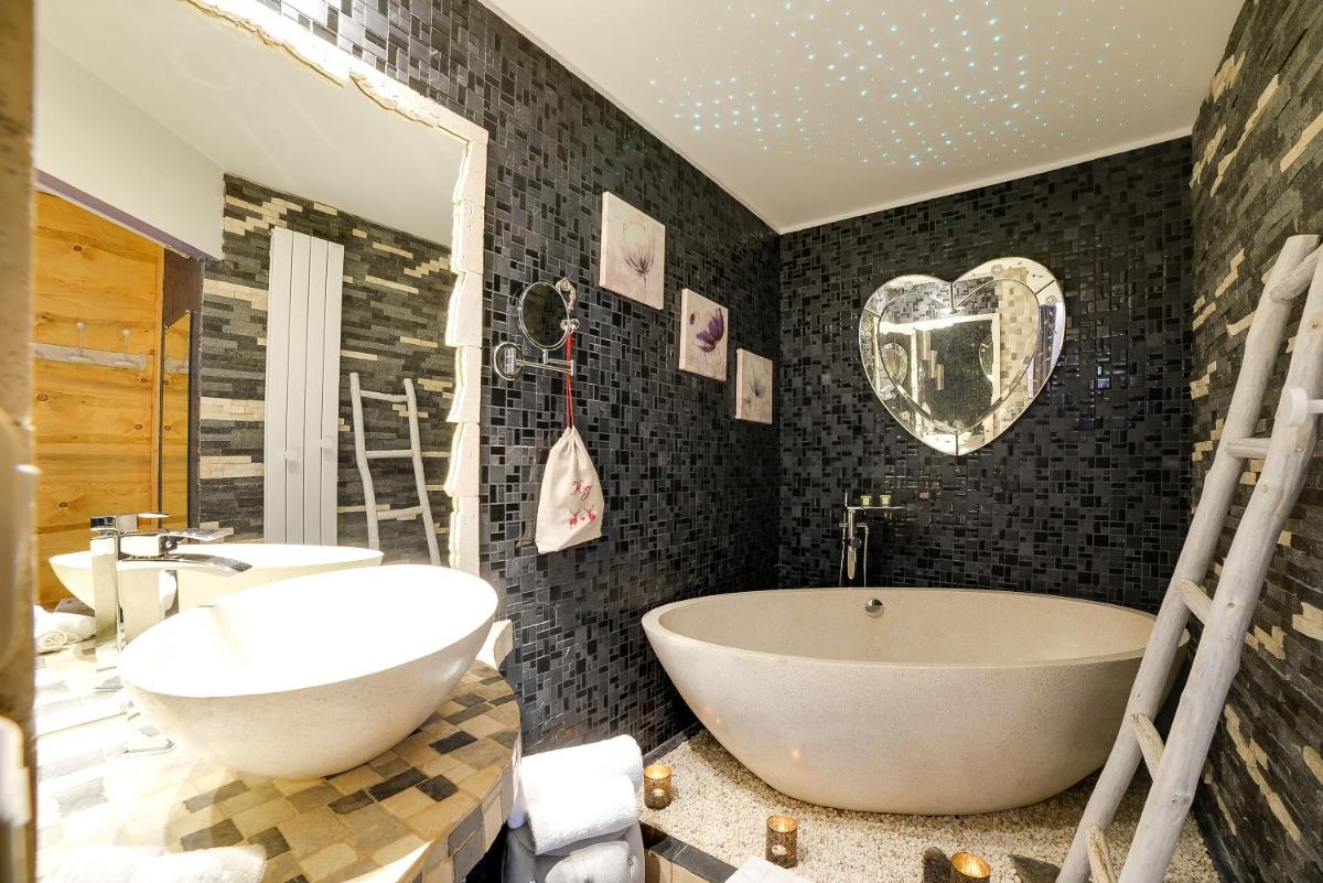 Salle de bains dans l'établissement Domaine du Haut Jardin Hôtel & Chalets Spa Privé