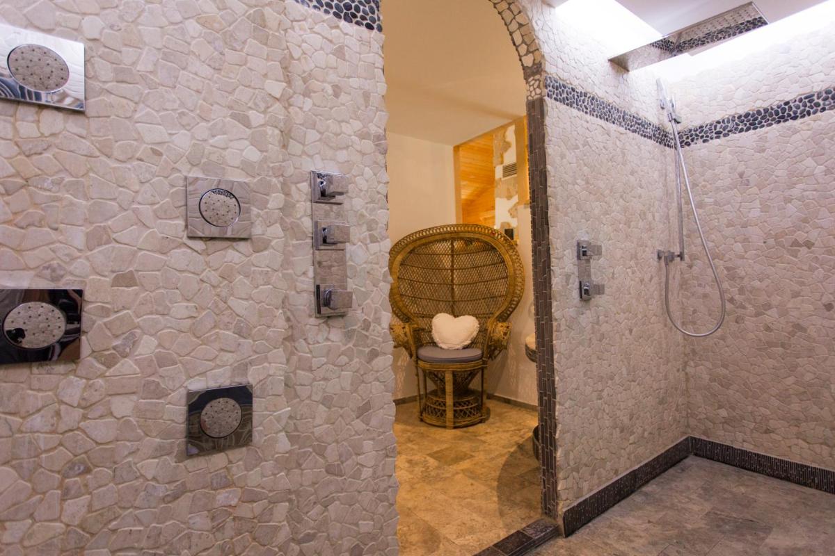 Salle de bains dans l'établissement Domaine du Haut Jardin Hôtel & Chalets Spa Privé