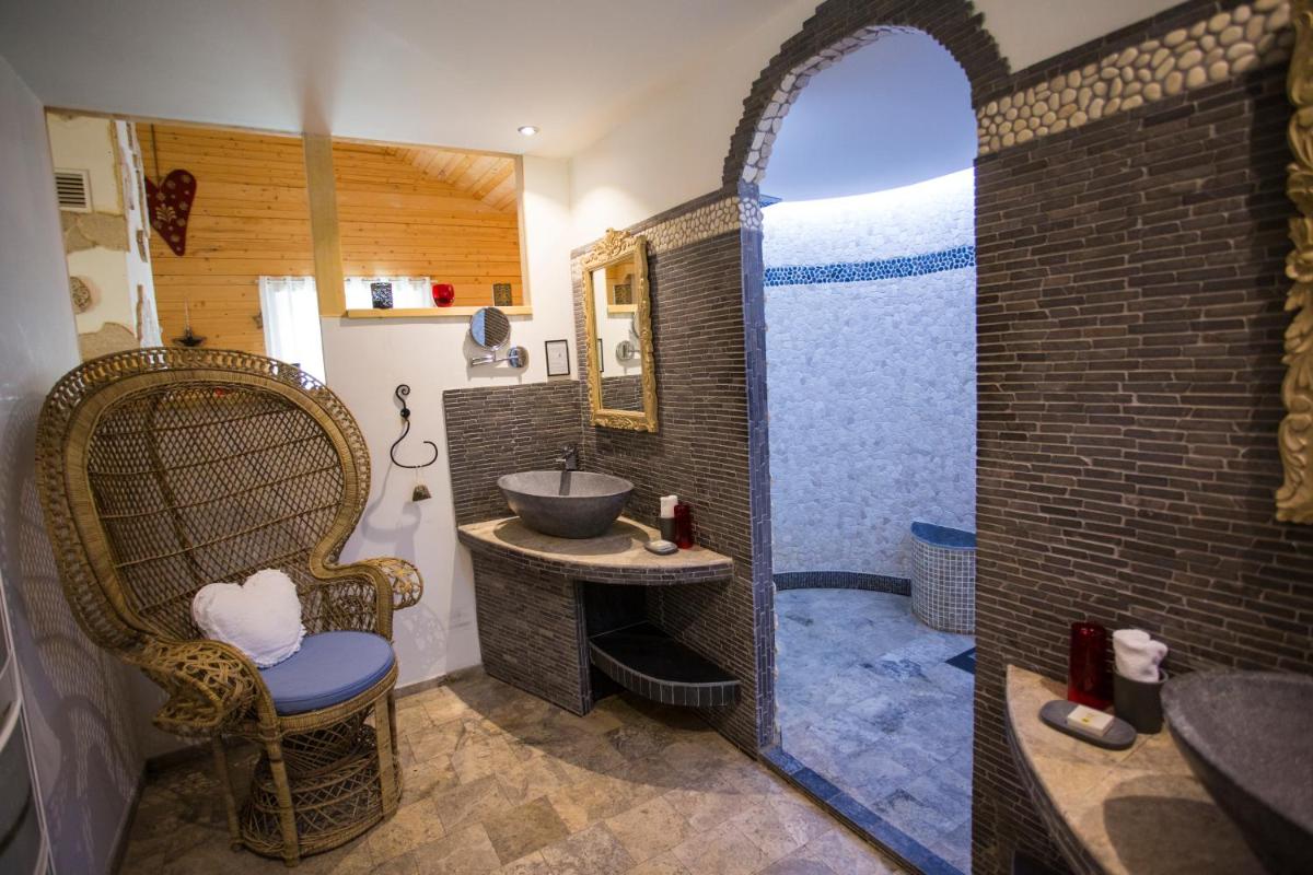 une salle de bain avec un lavabo et une douche dans l'établissement Domaine du Haut Jardin Hôtel & Chalets Spa Privé, à Rehaupal 60 autres photos