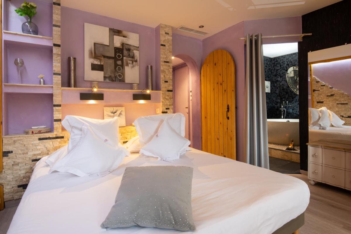 Un ou plusieurs lits dans un hébergement de l'établissement Domaine du Haut Jardin Hôtel & Chalets Spa Privé