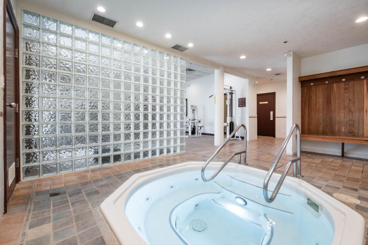 Sea to Sky Hotel and Conference Centre - Housity