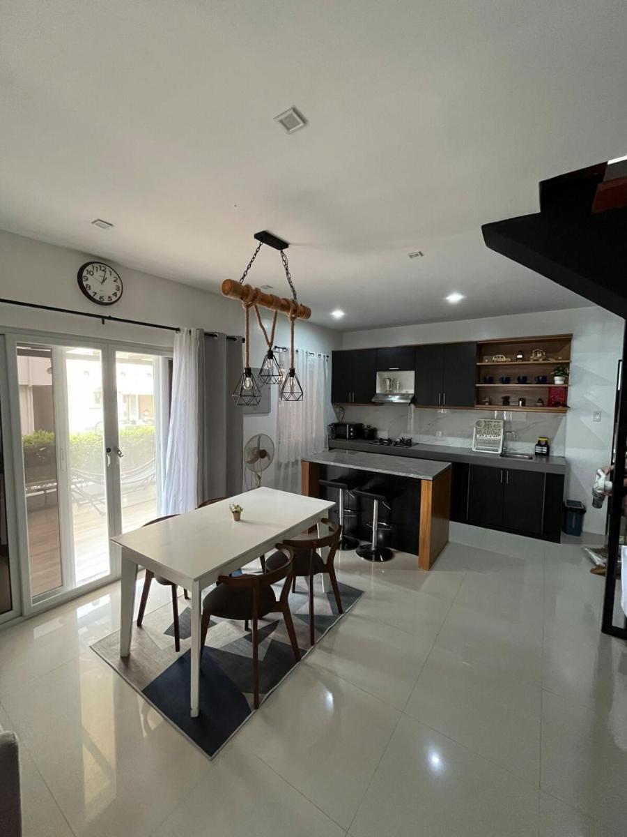 Charming 2BR Corner Home with relaxing Lanai Area - Housity