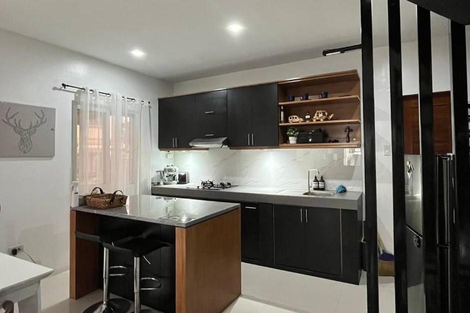 Charming 2BR Corner Home with relaxing Lanai Area - Housity