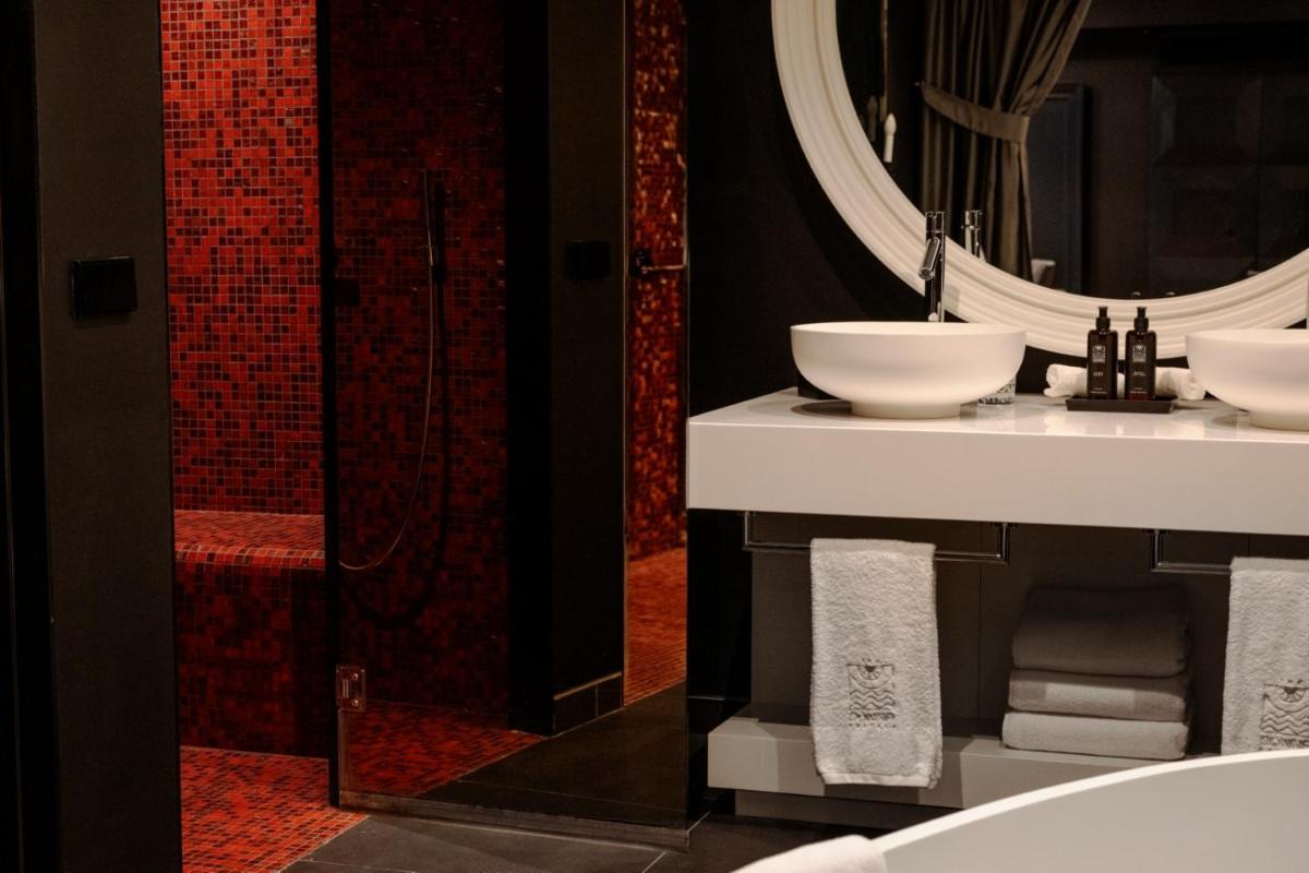 Un baño de The Donna Portals