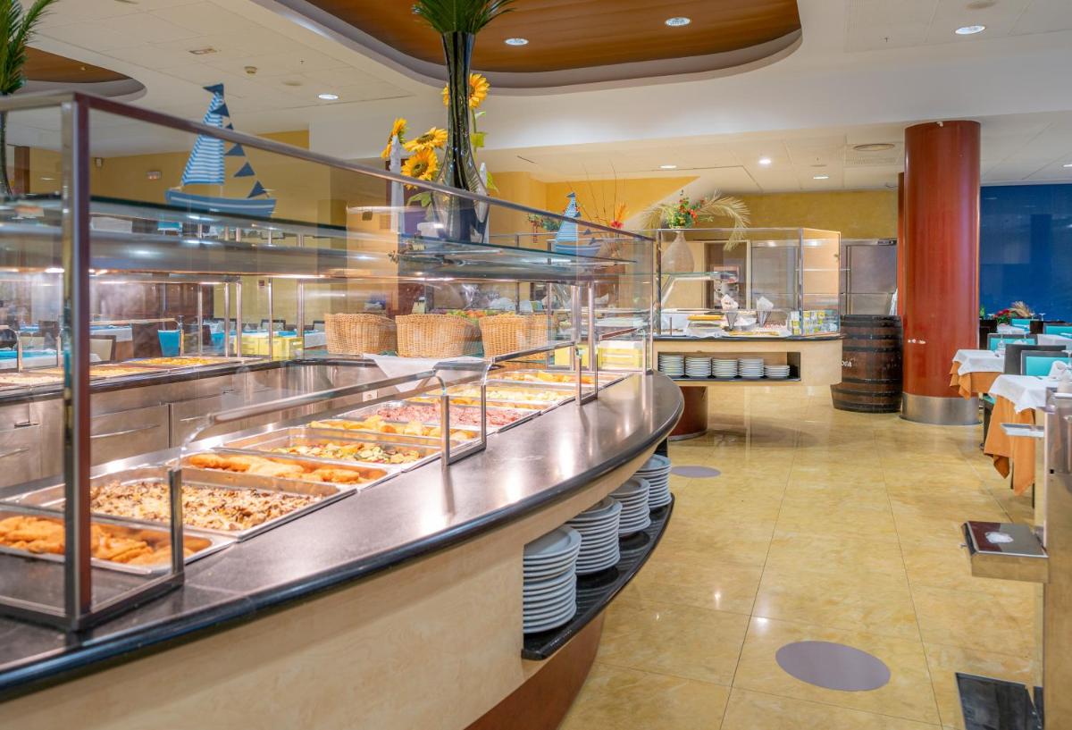 Comida en o cerca de este hotel